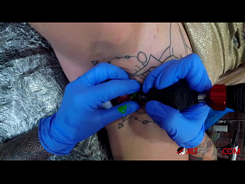 ❤️ Nagpa-tattoo sa kanyang klitoris ang sobrang tattoo na hottie na si Sully Savage ❤ Porn video sa amin