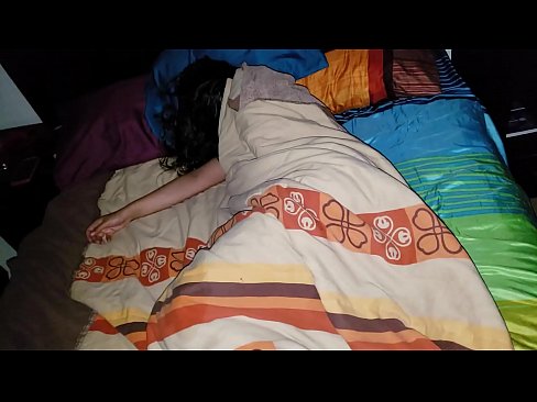 ❤️ Pinupunasan ng stepson ang kanyang batang madrasta habang natutulog ito. ❤ Porn video sa amin